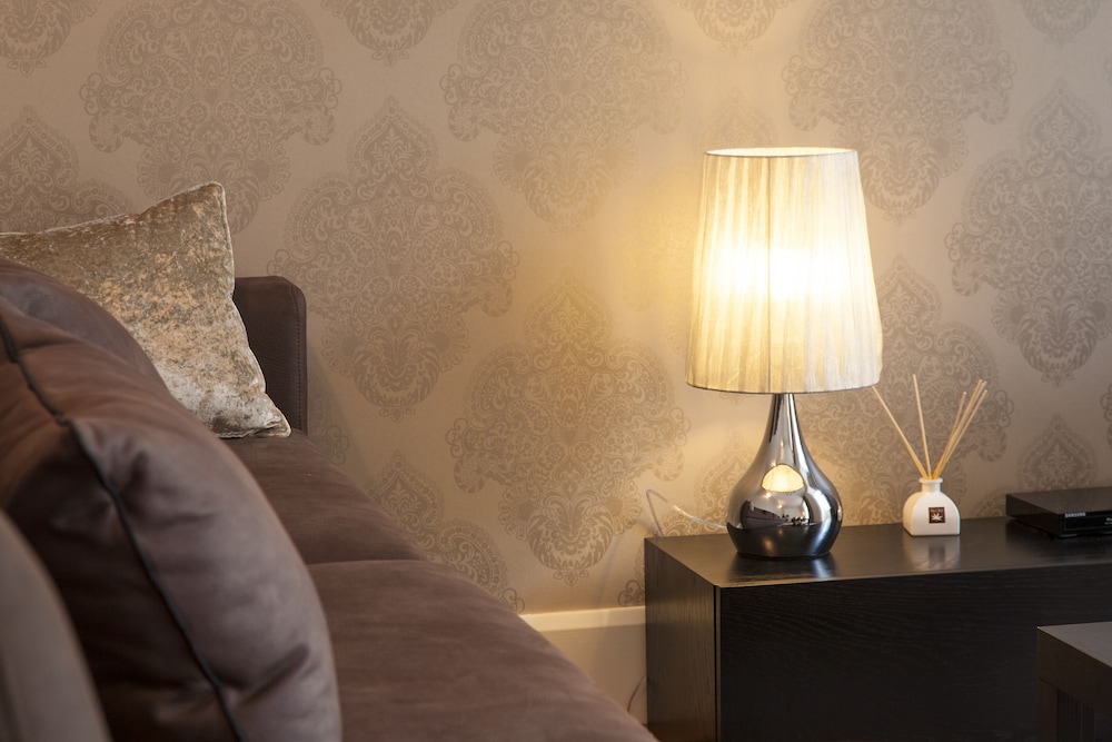 JOIVY Elegant 3BR Apt w/terrace in Baixa, 3mins to Lisbon Cathedral view 5