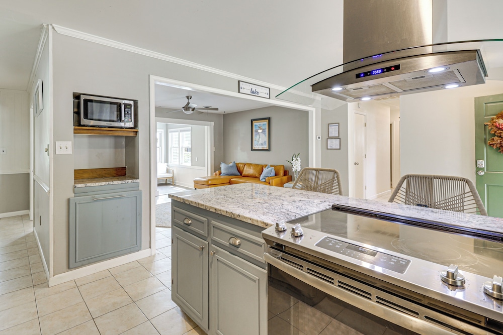 Riverfront Fun: Quiet Home Near Hampton Coastline
