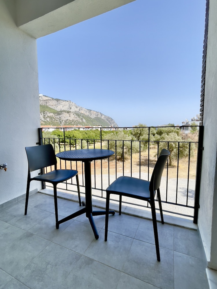 OlivAparts en Milas — balance & terrace