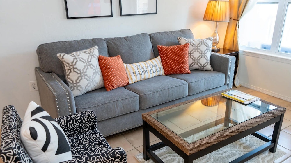 Cozy Family Retreat Steps To Beach Pool / Hot 2 Bedroom Apts