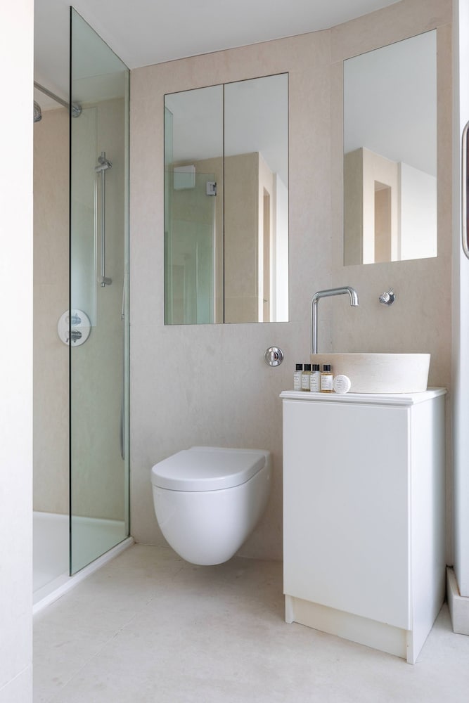 Chelsea Embankment III by Onefinestay