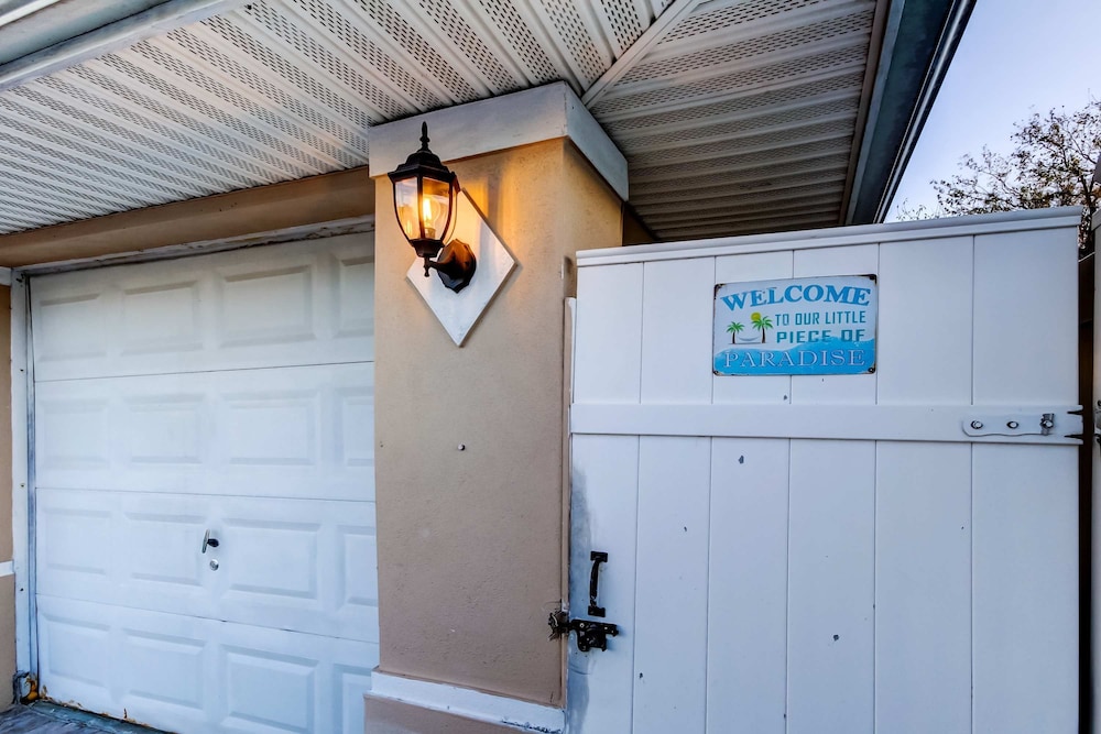 Simple Modern Gem 2 Blocks to Beach Pet Friendly