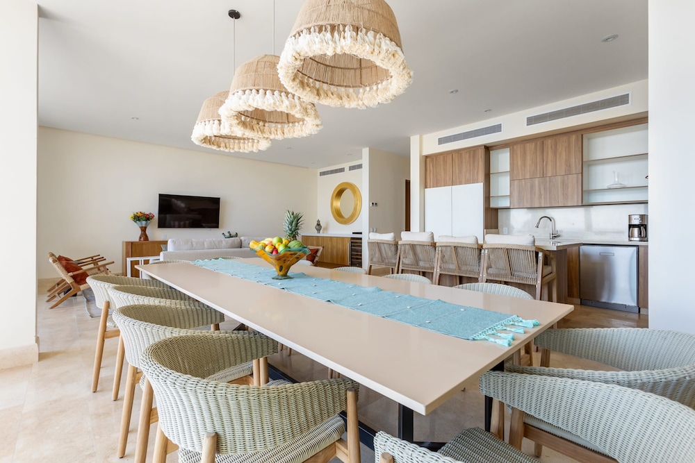 Modern Luxury W Resort Amenities Sleeps 16