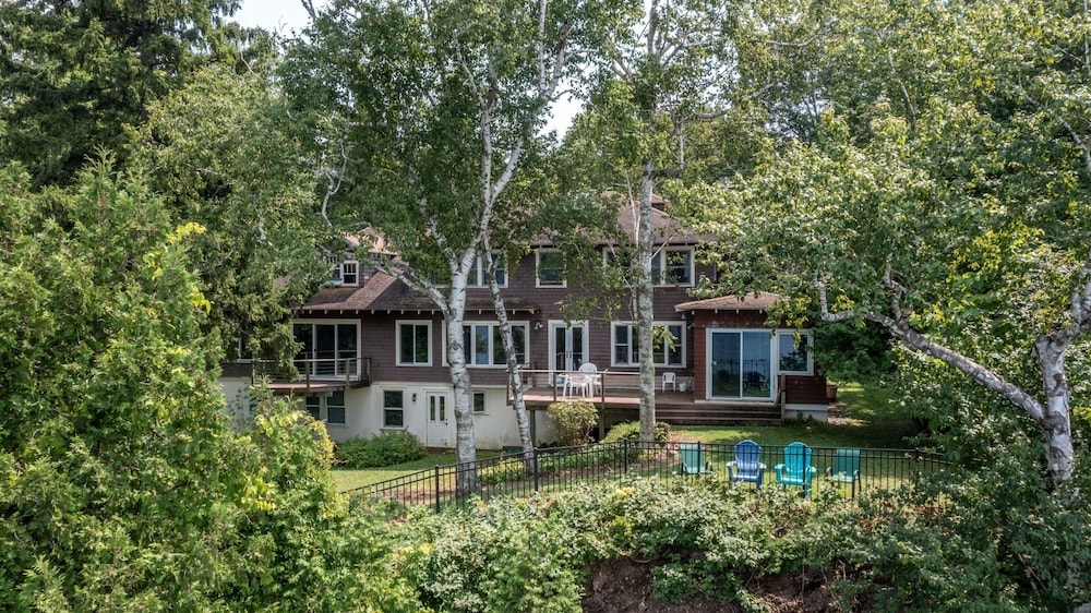 Camp Roosevelt 5 Bedroom Cottage by RedAwning