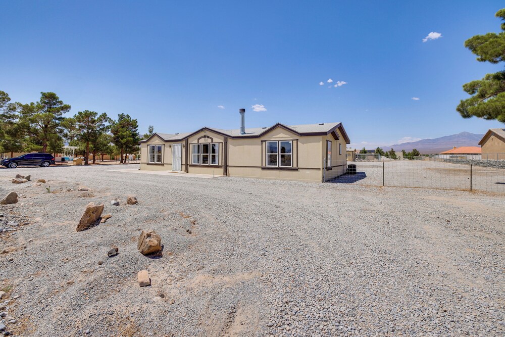 6 Mi to Downtown Pahrump: Scenic Desert Retreat