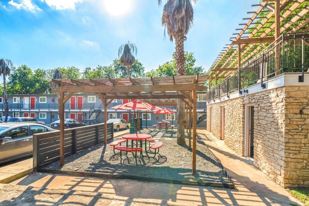 Stylish 1BR Near UT Brentwood Evonify view 5