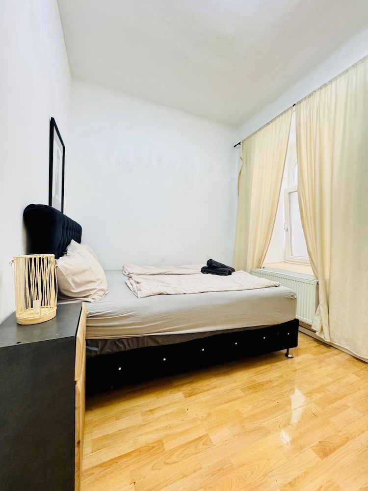 10BR Apt for Groups 8Min to Rathausplatz