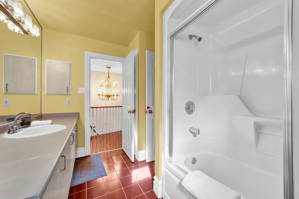 Mississauga Retreat Your Spacious 5-bedroom Home