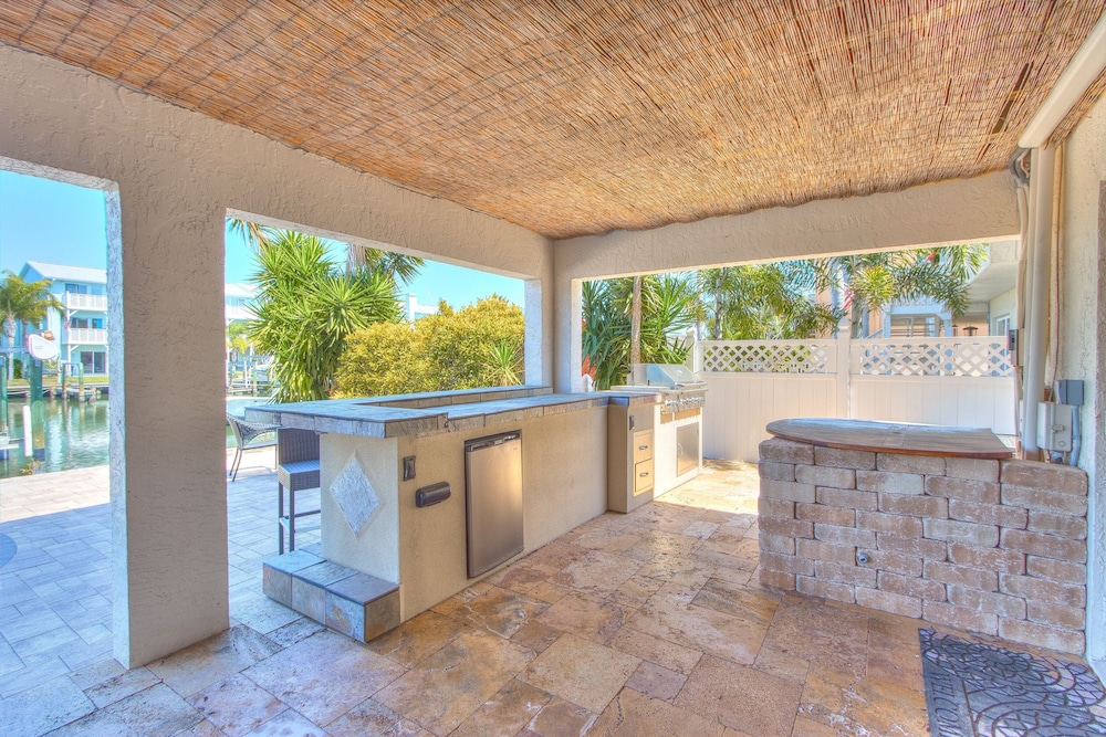 On The Rocks 6 Bedroom Home by Redawning view 2