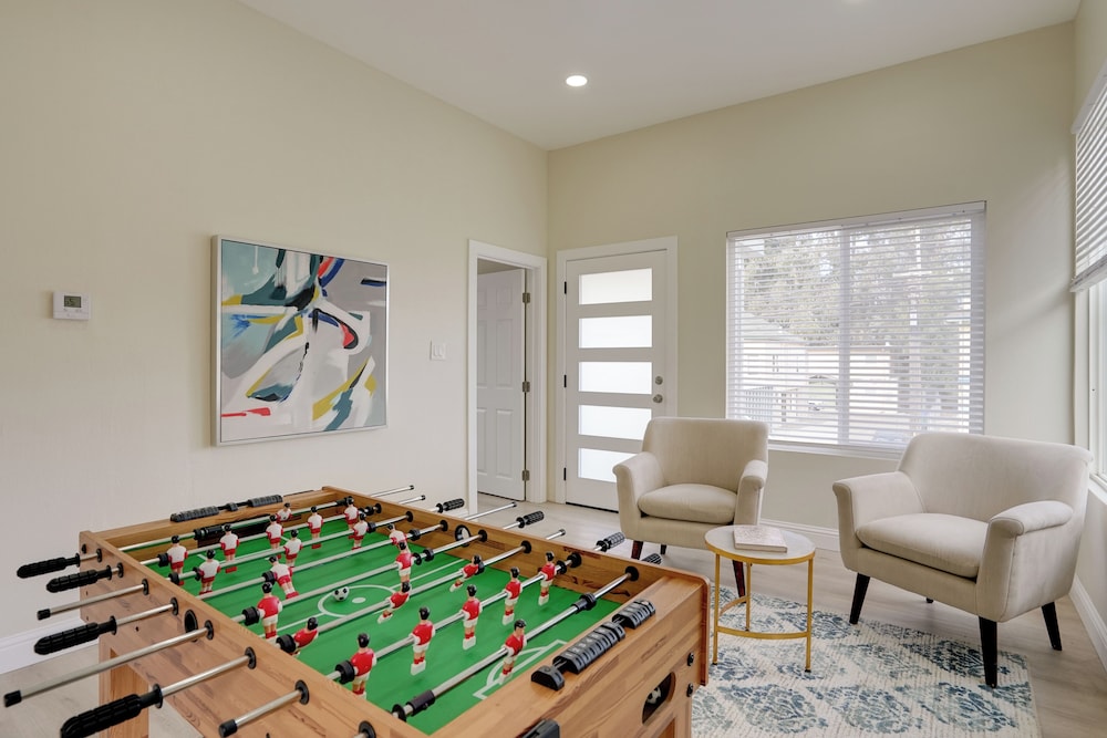 2 Mi to San Francisco Bay: Family Home w/ Decks!