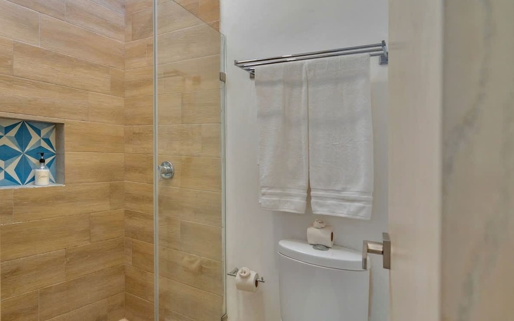 4 Br Private Rooftop Pool Spacious Exclusive
