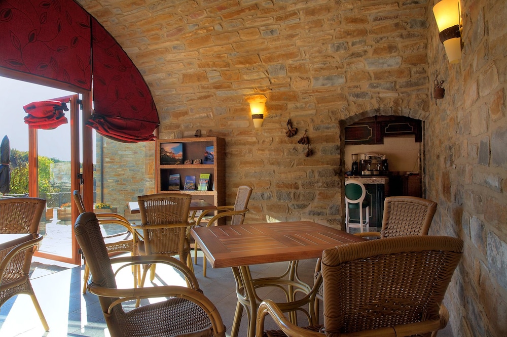 Casas Pirineo Aínsa: Historic Palace & Garden