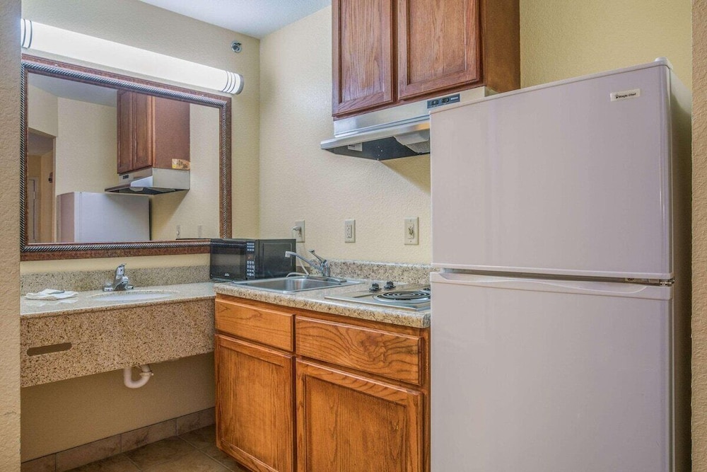 HomeTown Inn & Suites