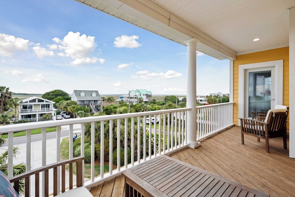 Oceanfront w/ Pool, Panoramic Deck Views, 5bdr Folly Ocean Breeze by Avantstay