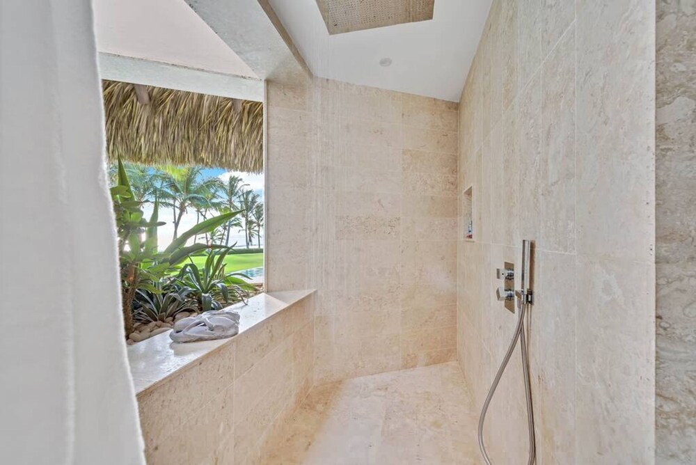 Dazzling Beachfront Villa With Swim-up Bar