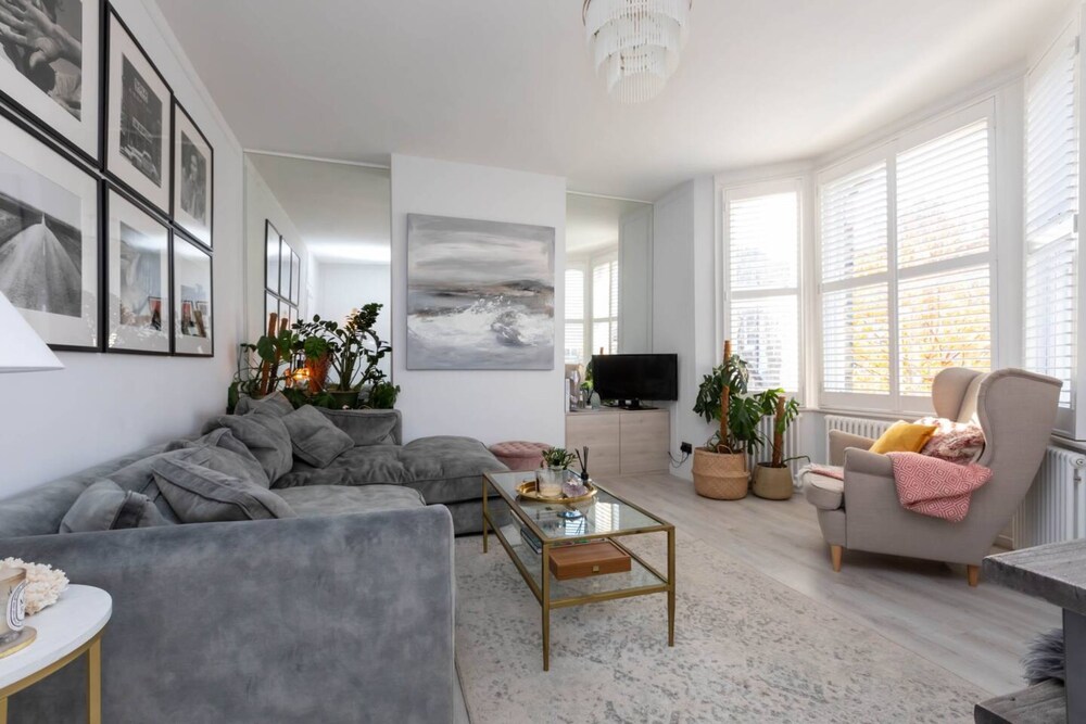 Beautiful, Light and Spacious 2 Bedroom Flat in Clapham