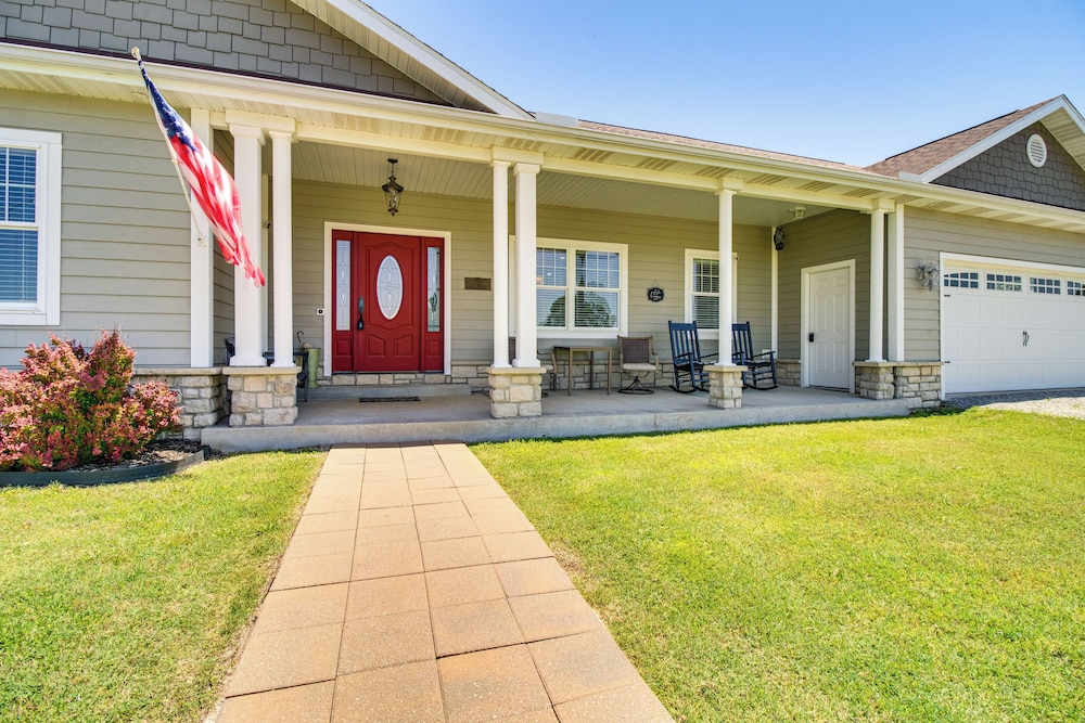 Near Bull Shoals Lake: Spacious Golfer's Getaway!