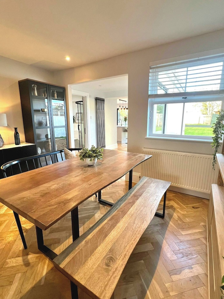 Newly Refurbished Bungalow- Large Garden- Parking