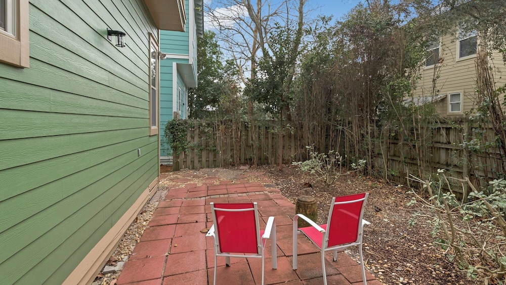 Steps From Pool - Minutes to Beach in Blue Mountain view 3