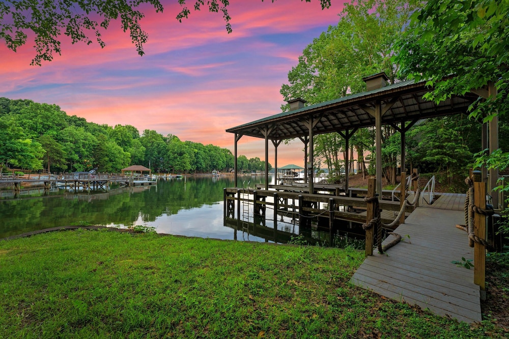 Shoreway Cove by Avantstay Waterfront Pool Dock