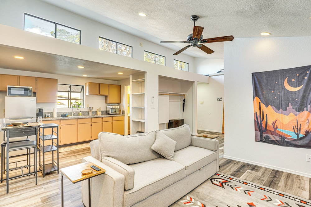 5 Mi to U of A Campus: Mtn-view Tucson Pad!