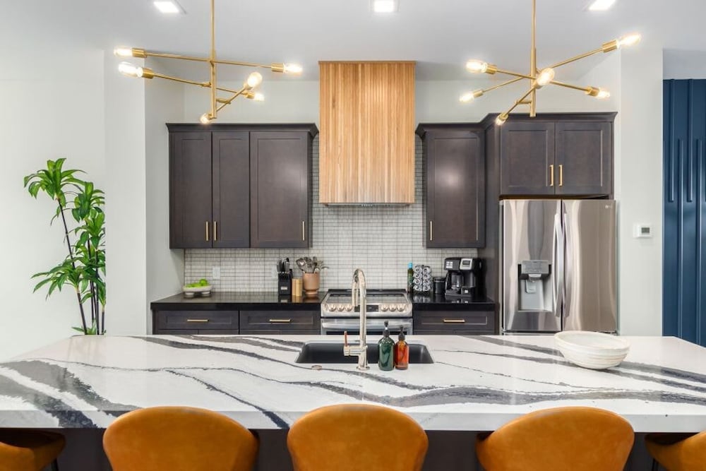LUX Penthouse Old Town Walkable Gym Mtn Views