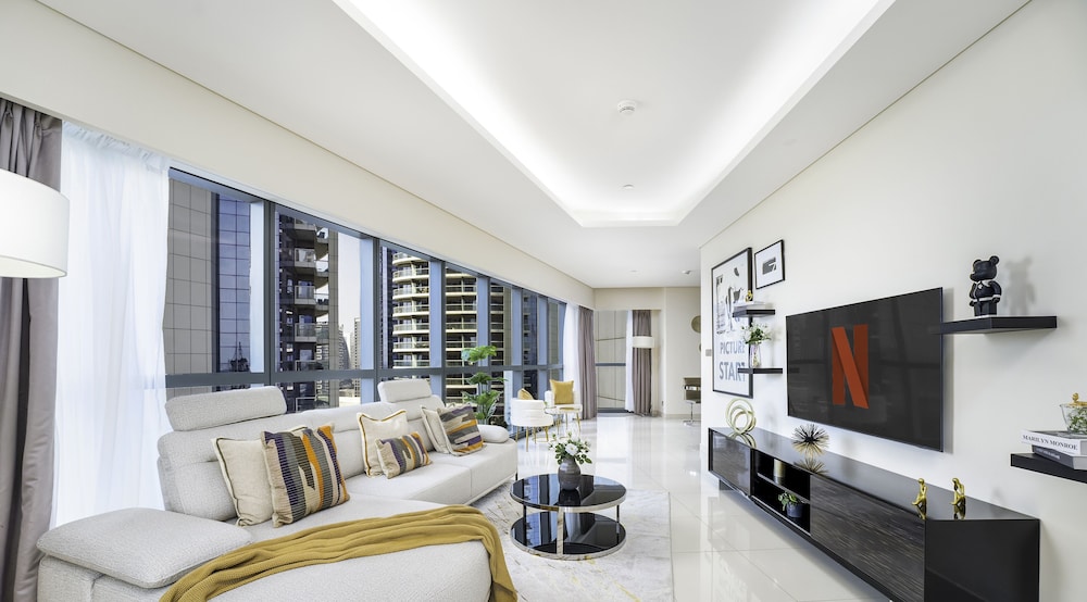 Glamorous 2BR in Damac Paramount Tower