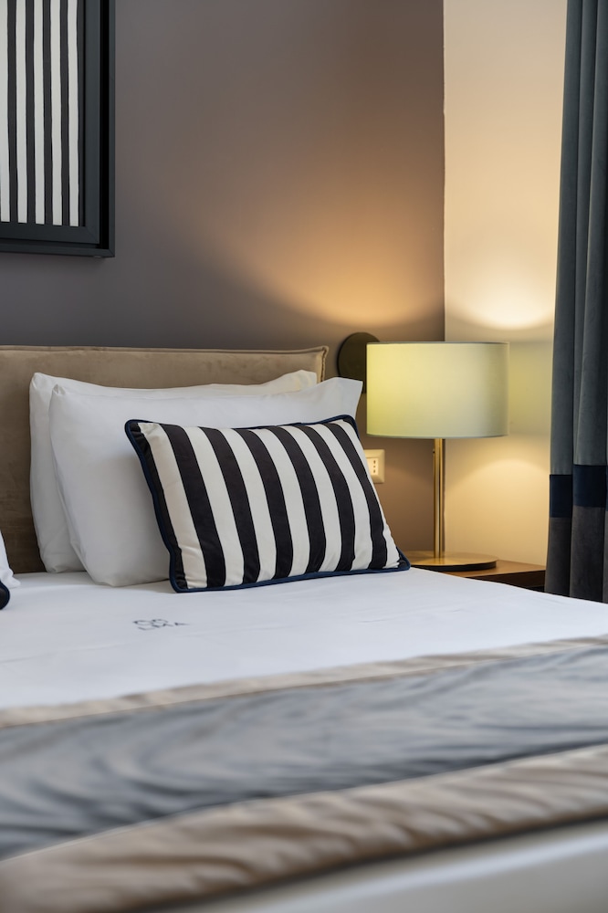 Bed & Sleeping Area