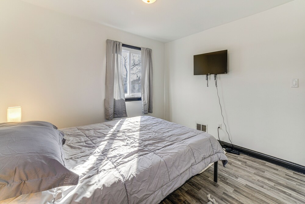 3 Mi to Hard Rock Casino: Charming Home in Gary!