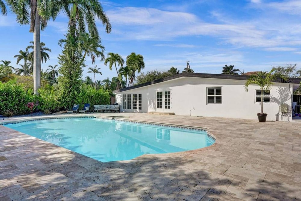 Pool House 3 Bedroom Home Victoria Park