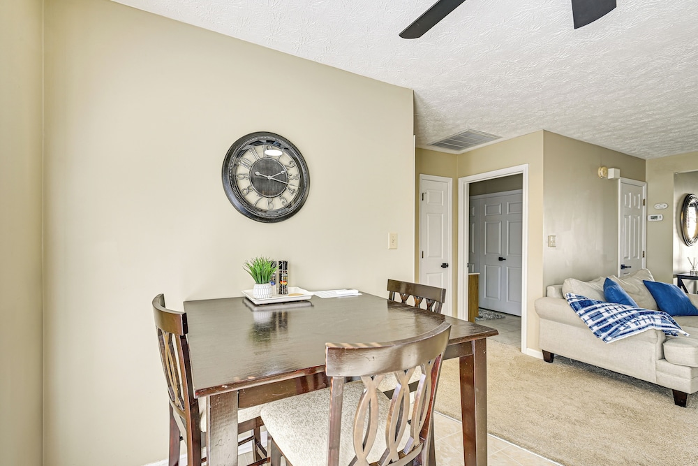 Family Home w/ Ping-pong & Fire Pit in Lexington