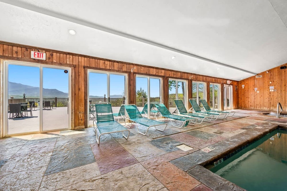 Mountain Views Indoor Pool Hot Tub Sleeps 4
