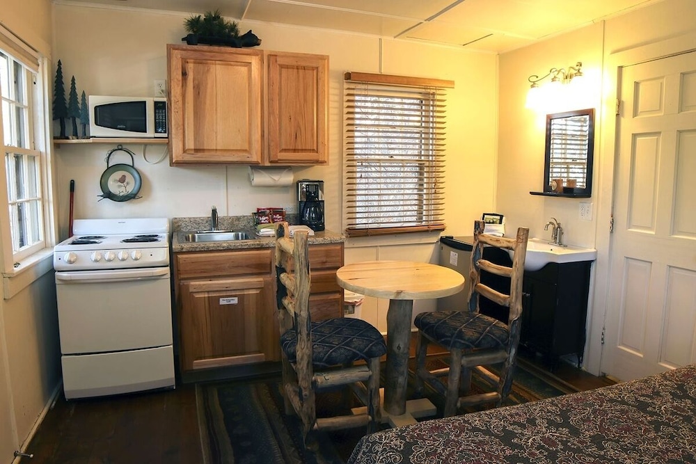 Triple R Cottages: 7 1 Bedroom Cabin - Property Image 4