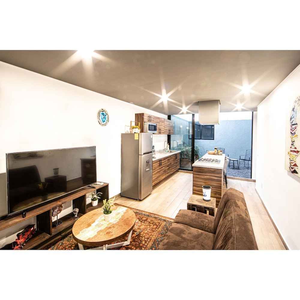 Brand New 1BDRM Private Patio Apartment 5 Stars photo 2