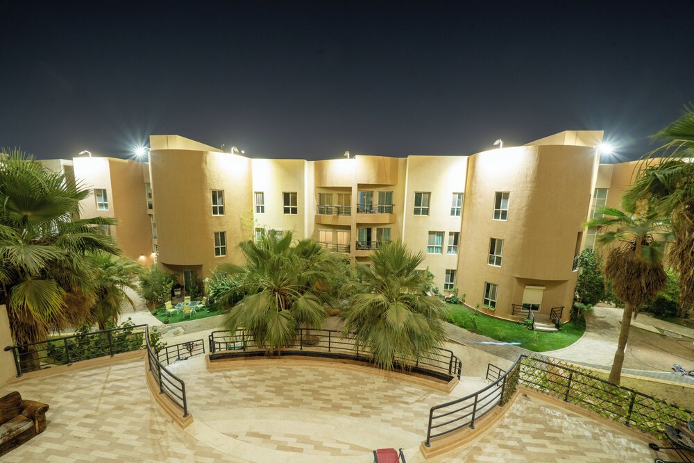Luxury Three bedroom Apt Al Yasmin
