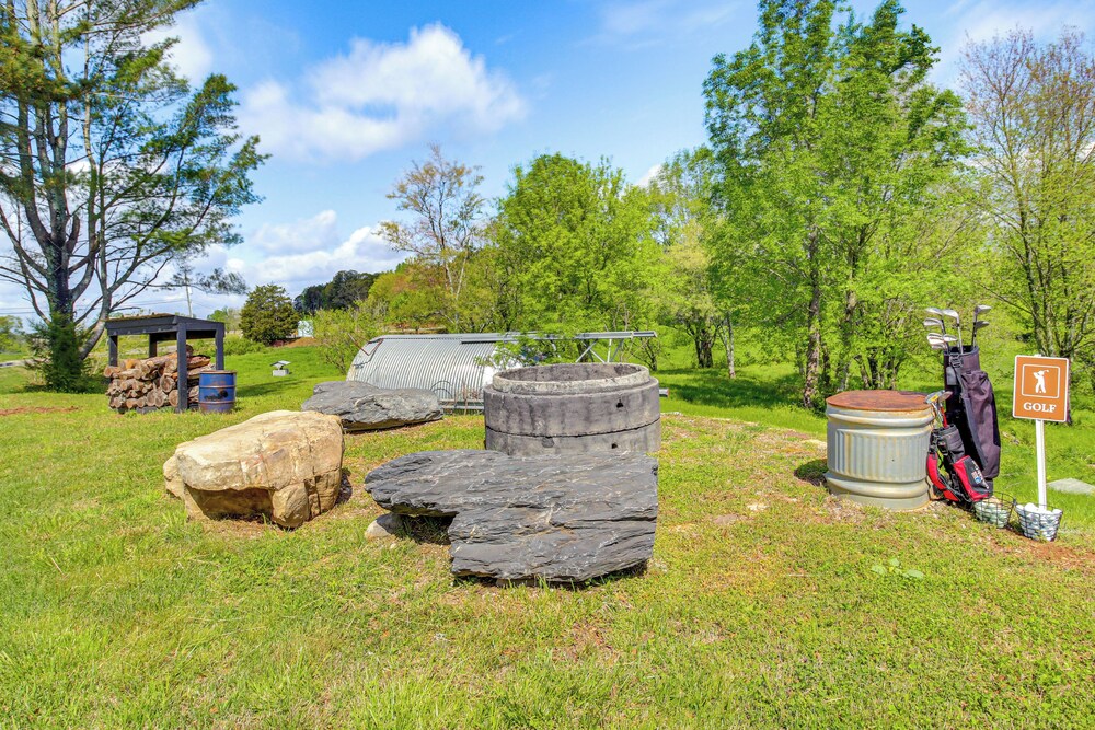 Deck & Yard: 'margy's Farmhouse' in Jasper