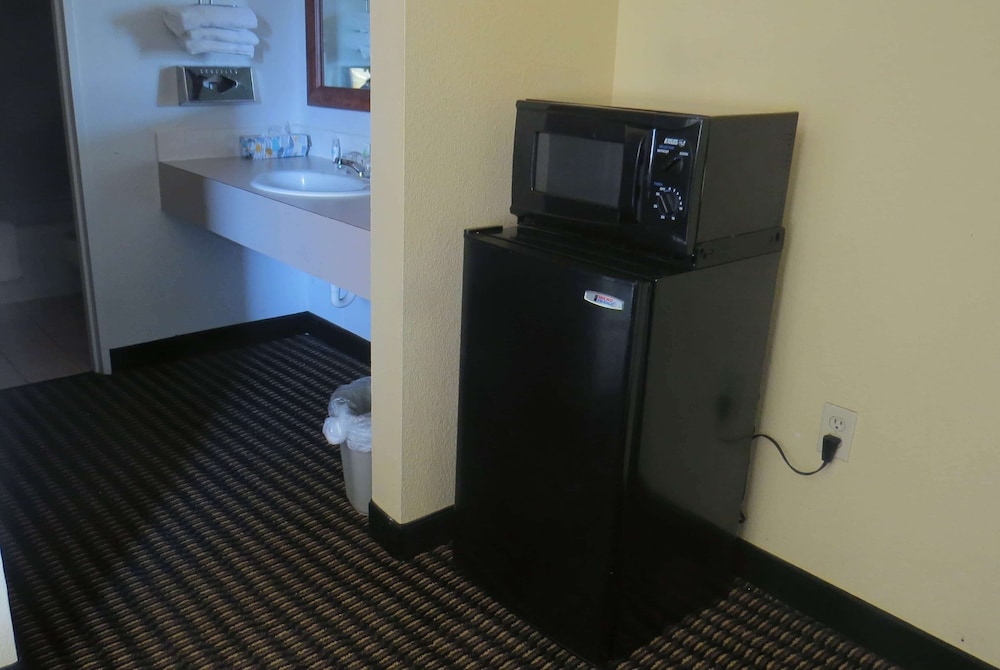 Travelodge by Wyndham Stratton view 3