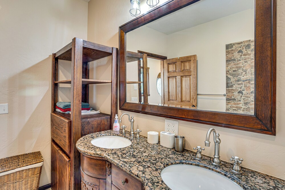 4 Mi to Black Canyon: Mtn-view Apt in Montrose!