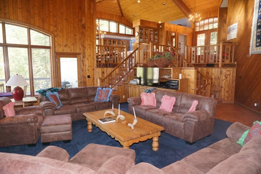 Large Family  On Adams Avenue - Ski In/out 5 Bedroom Home by RedAwning view 4