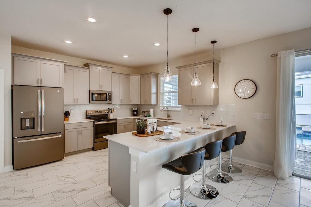 8908 CC - 5BR Luxury Home: Private Pool
