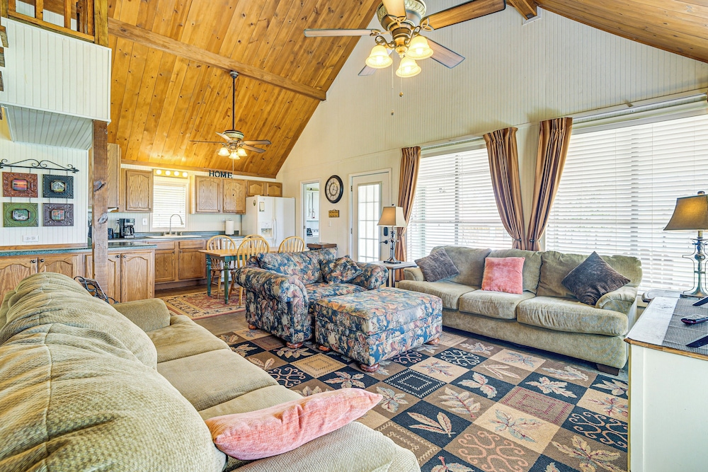 Boat & Swim: Lakefront Toledo Bend Retreat!
