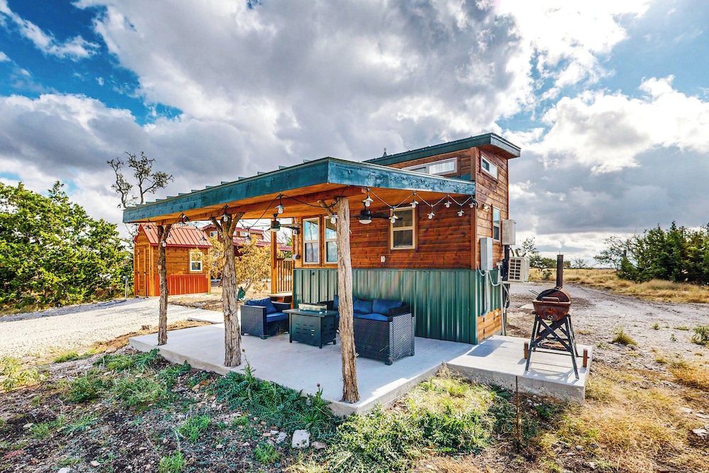 Charming Studio Cabin on the Ranch