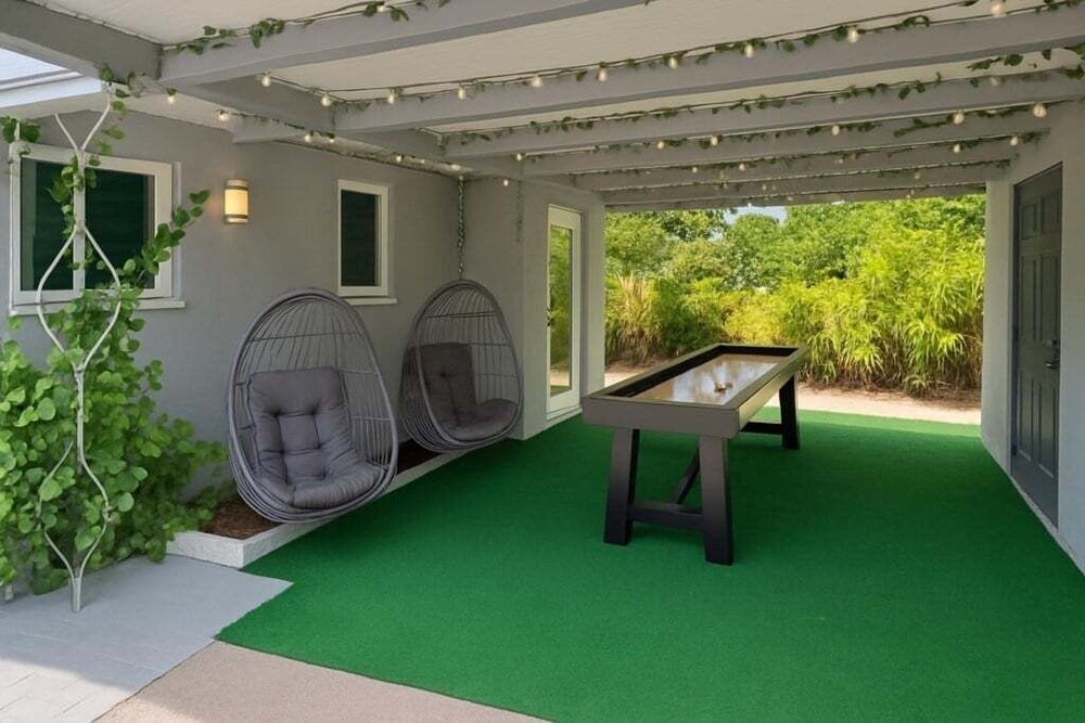 Friendly Fox Luxury Pool & Spa - Near Dt & Beach 4 Bedroom Home