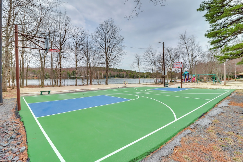 Beach Access: Bbq-ready Poconos Family Getaway!
