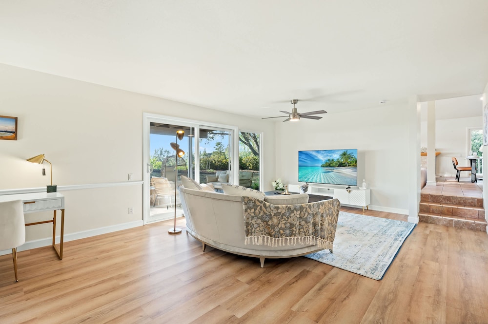 Spacious Retreat With Scenic Mountain Views