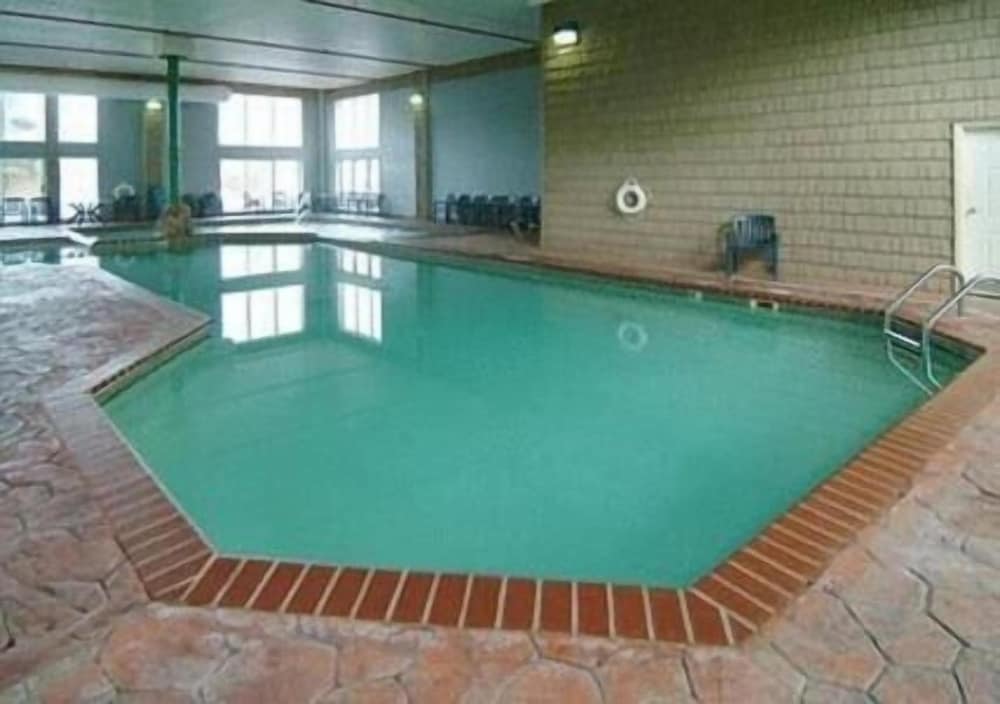 Crown Choice Inn & Suites Lakeview & Waterpark