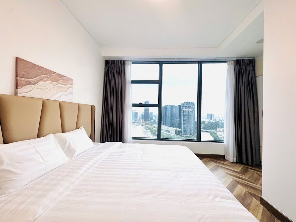 Skyway White & Silver Riverside Resident - Binh Thanh, HCM