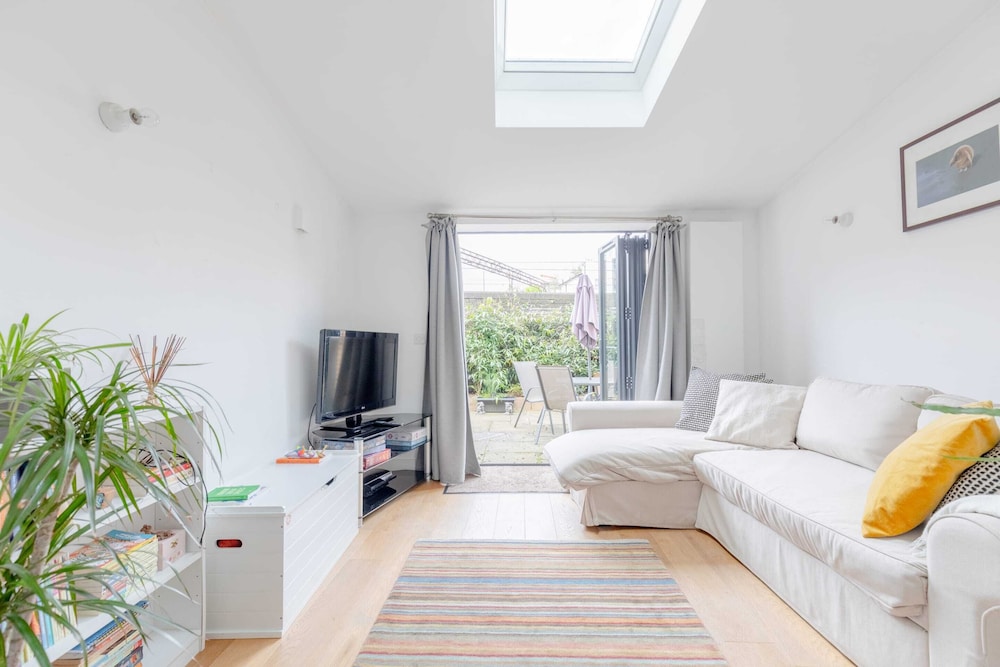 Homely 2BD Flat W/private Patio Near Maida Vale!
