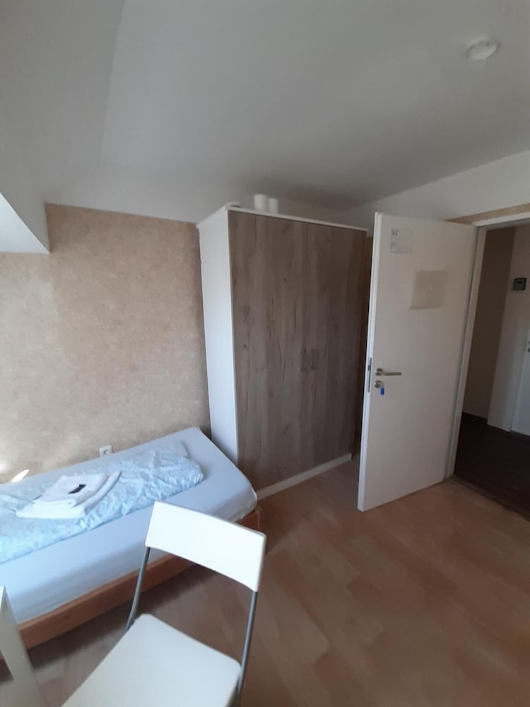 2-Rent Group Hostel Rooms&Apartments EVE168