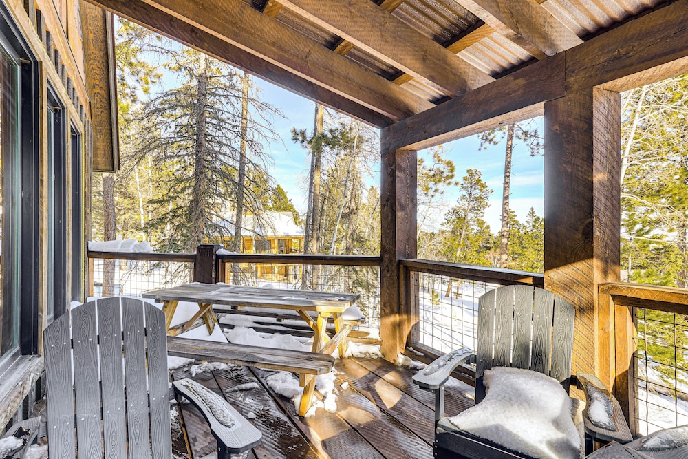 5 Mi to Terry Peak: Spacious Lead Cabin w/ Hot Tub